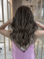 ヘイリー(Hailey) 白髪ぼかしハイライト