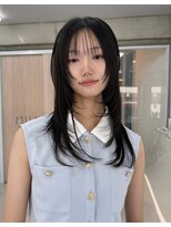 ヒン(HIN)&nbsp;トレンド感たっぷりのレイヤースタイルで、抜け感ヘア