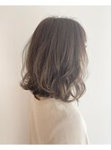 髪を柔らかく見せる透明感カラー+上品なミディアムヘア
