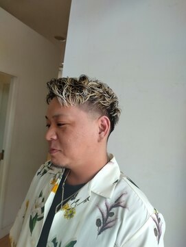 シャンプーボーイ 佐世保駅前店(SHAMPOO BOY) ホワイトベージュ　刈り上げショート