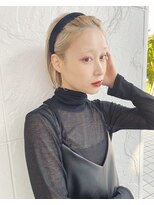 ホロ(hollo) ブロンド　ホワイトベージュ切りっぱなしボブ