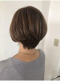 お家で手入れ楽ハイトーンカラーくびれショート