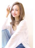 ホワイトブロンド 内巻きミディアム