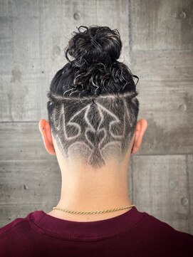 ビンゴ(BINGO) 2056黒髪刈り上げ渋谷バリカンアートスキンフェードマンバンヘア