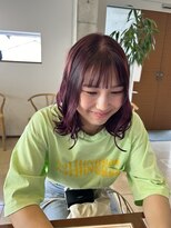 アチーブ ヘア デザイン(achieve hair design)&nbsp;グラデーションカラーレッドピンクブリーチウェーブミディ