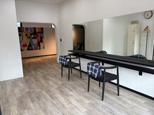 LAVhair【ラブヘアー】の雰囲気（オーダーミラーとリラックスできるデザイナーチェア）