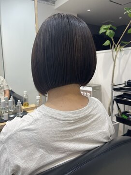 イヴォークトーキョーオーサカ(EVOKE TOKYO osaka) 前下がりボブ 切りっぱなし 水素カラー トリートメント