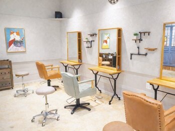 ファブーク(FaBurk)の写真/居心地の良さが魅力のFaBurk☆髪のお悩みは十人十色。お客様一人ひとりに寄り添う施術を。