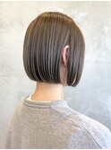 ショートボブ 切りっぱなし 前下がり レイヤーミディアムボブ