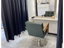 各席にカーテンを設置。周りを気にせず寛げるプライベート空間