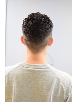 フォンクオアンド(foncuo&) フェードカットパーマスタイル