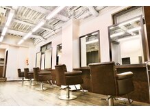 ヘアーサロン アウラ(hair salon aura)の雰囲気（落ち着いた雰囲気の店内）