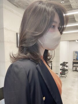 アイヴィ 表参道(IVY) 小顔見え韓国ヘア 流れる顔まわりカット OL  暗め透明感カラー