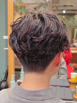 トリコ ショップアンドヘアサロン(tricot shop hair salon) 首が綺麗に見える刈り上げ×ニュアンスパーマ　フクザワ