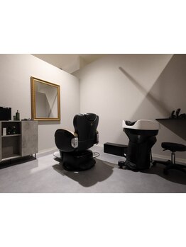 理容室ならではのシェービンで、眉、ヒゲを整えることで、清潔感アップをサポート。