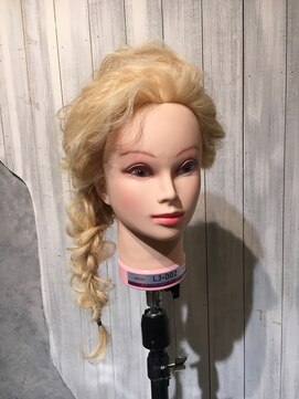ヘアサロン アティリー(Hair Salon Attirer) サイド流し四つ編み