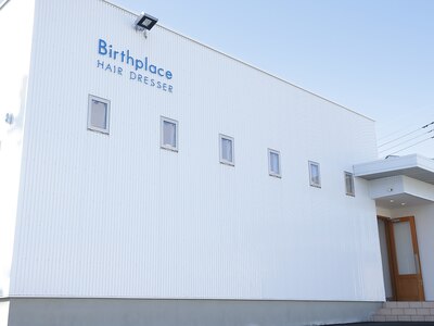 白い建物の左上に青字の「Birthplace」が目印♪