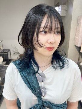 ヴェイン 渋谷(vain) 大人ガーリー ミディアムウルフ くびれヘア　アッシュブラック