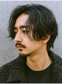 センターパート髭ダンディ黒髪くせ毛風パーマ男ウケ色気
