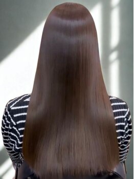 オーバーヘアー 枚方店(over hair)の写真/ダメージを抑えた縮毛矯正・酸性ストレートで、毎日が快適な“理想の艶ストレート”に。
