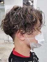 フィフス 原宿(fifth)&nbsp;波巻きツイストスパイラルパーマ刈り上げ無造作センターパート