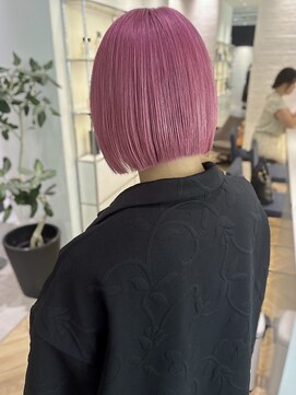 ステア ケース(stair case) 切りっぱなしハイトーンボブ　顔まわり前髪カット