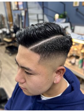 パール(PEARL) サイドパート×スキンフェード