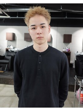 ピア ヤクイン(Pia Yakuin) ブロンドスパイキー