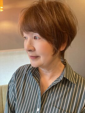 ヴァロ(Valo) 白髪ぼかし明るめパールホワイトふんわりショート40代50代60代