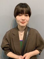 オーオ シカシカ(OOO YY) 大人モードカジュアルなマッシュショート。