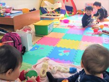 2階個室キッズルーム。1階からモニターで観れます。保育士要予約