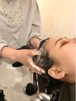 アットホーム(@HOME)の写真/あなたの悩みに合わせて、ピッタリなヘアケアをご提案！フルフラットのシャンプー台で極上ヘッドスパを★