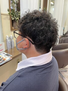 コアフィールフィス(COIFFURE fils) 《見附　今町》メンズ　強めパーマ　刈り上げ