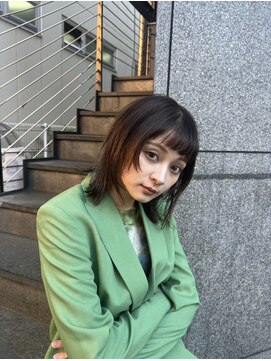 スー(suu) 大人外はねミディアム×顔周りレイヤー