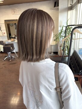 メグル(MEGURU,) ハイライトベージュ/外ハネミディアム