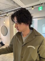 ルーム(Loom.)&nbsp;センターパート ニュアンスパーマ スパイラルパーマ メンズヘア