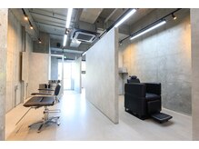 デフカッヅ 北千住(DEF CUTZ)の雰囲気（メインの半個室ブース＆オープンスペース）