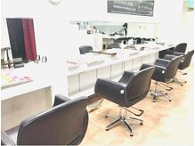 ヘアカラー専門店 カラフルパレットの雰囲気（雑誌も豊富にあります！）