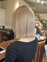 ラフ バイ マグ 南松本(R.A.F. by Mag)&nbsp;切りっぱなしボブホワイトカラーミルクティーカラーハイトーン
