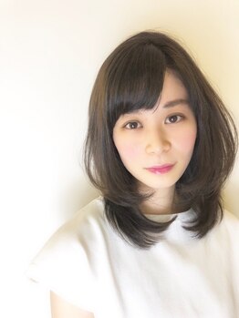 大人女性が求める“上品な色味”を叶えてくれる。グレイカラーでも明るく艶のあるヘアカラーに。