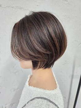 乾かすだけで形が決まる大人カット[ショートカット/ショートボブ/顔周りレイヤーカット/デザインカラー]