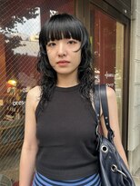プロスタンセラ 重め前髪とラフなカールがつくる、絶妙なバランス