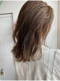 シークレットハイライト ウルフボブ 耳かけフォギーベージュ