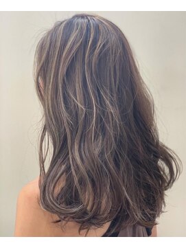 O ブラウンハイライト前髪かきあげセンターパート巻き髪