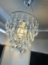 和モダンな雰囲気に映えるシャンデリア