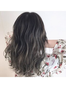 ジオ(gio) 透け感立体感バツグンのバレイヤージュハイライトグレー