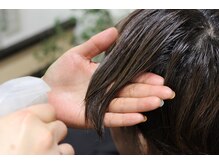 【毛先ダメージを軽減させる】毛先の保護トリートメントを使用。傷みから髪をまもります！」