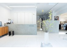 コンベックス(convex)の雰囲気（開放的で洗練された落ち着いた空間。半個室のスパブース完備。）