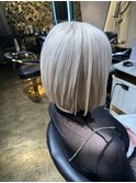 プラチナブロンド　くびれヘア　夏のヘアアレンジ