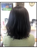 ブリーチ毛をアッシュ系の色でトーンダウンさせる